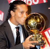 Lattaquant brésilien du FC Barcelone Ronaldinho a été désigné lundi Ballon dor 2005 par France Football. Cette récompense vient consacrer le joueur le plus spectaculaire du monde.